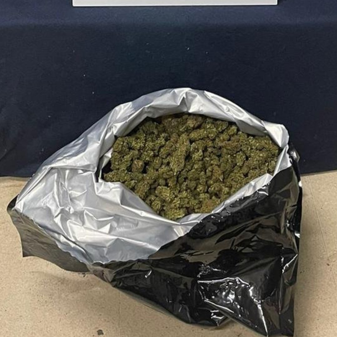 mossos's tweet photo. Fent patrullatge de prevenció a Martorell, aturem un vehicle que desprenia olor a marihuana. En l'escorcoll hem trobat prop de 9kg de cabdells de marihuana repartits en tres bosses tancades hermèticament. Hem detingut el conductor per tràfic de drogues https://t.co/8ysJsihSnR