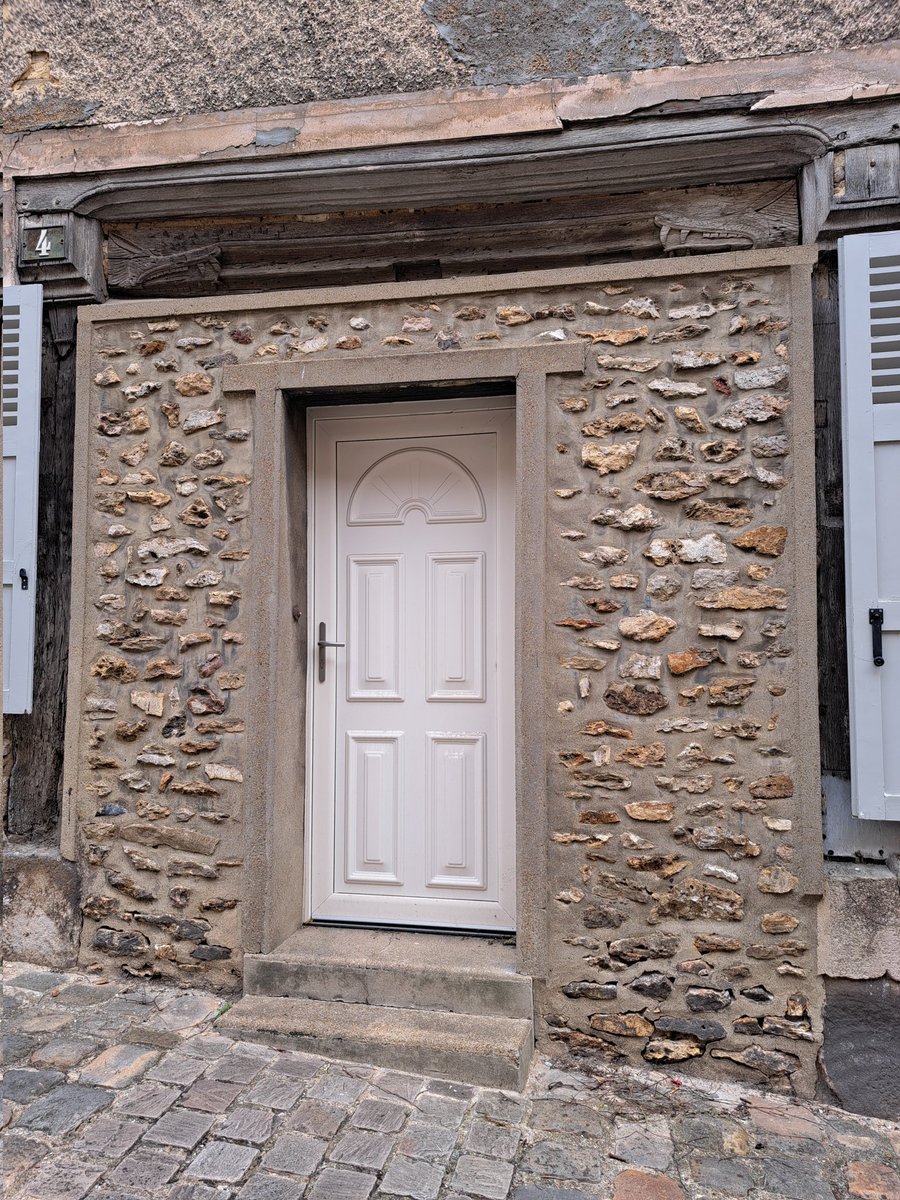 #AdoorableThursday Rue du Château, Épernon. This uninspiring modern door obviously hides something rather wonderful.