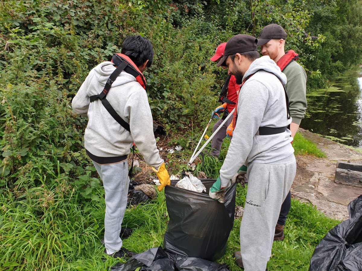 What a difference the young people on our Canal & Conservation Residential are making to the local area. Teaming up with Safe Anchor Trust, they have been on the workboat clearing the waterways. @DofENorth @KirkleesCouncil @CRTYorkshireNE @DofE @LittleDeerWood