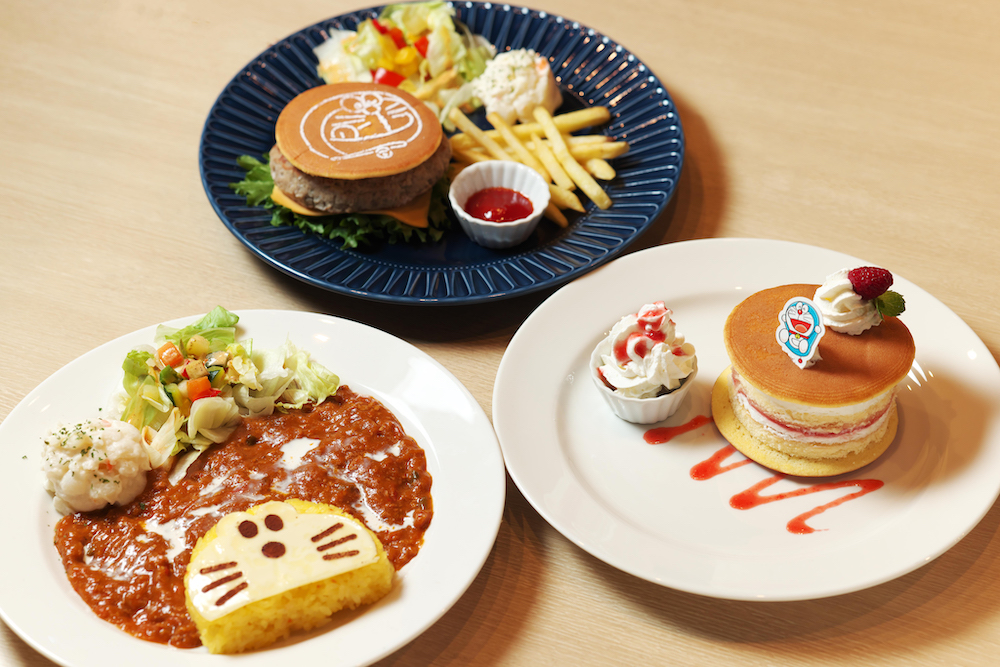 doraemonChannel's tweet photo. 東京・神保町の小学館ビル1階にオープンした「Cafe Lish（カフェ リッシュ）」に、期間限定でドラえもんメニューが登場！提供期間は、2023年9月10日（日）まで♪ ※ドラえもんメニューおよびフードメニューは、午前11時からの提供となります。 https://t.co/I9MVC3CBuC https://t.co/d5aZPVpizg