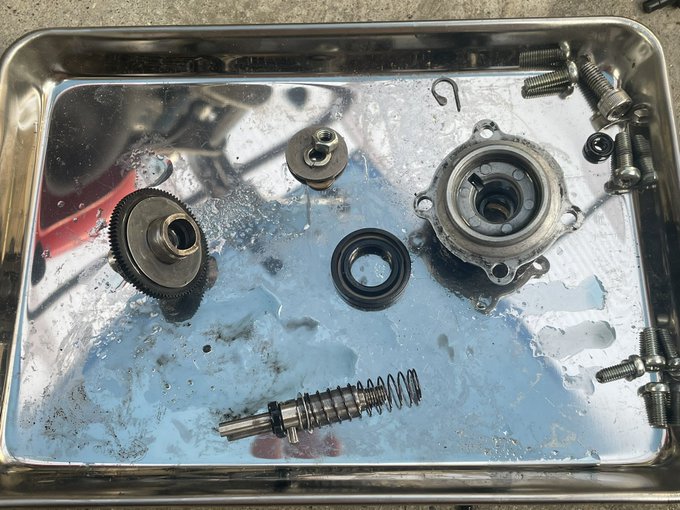 オイルポンプ内のゴムパッキンとガスケット交換。組み直した所で暗くなったので作業終了。焼き付き防止の為にタンクのガソリンをオイル混合にしてエア抜き試運転する必要があるようだがまた今度。 