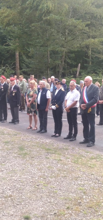 #Commémoration | Ce mercredi, une gerbe a été déposée par Estelle  Charles, sous prefète de Gray, lors de la cérémonie commémorative  d'hommage à la mémoire aux cinq jeunes résistants du Maquis du Bois de  la Grange, martyrisés et tués par l'armée nazie le 09 août 1944.
