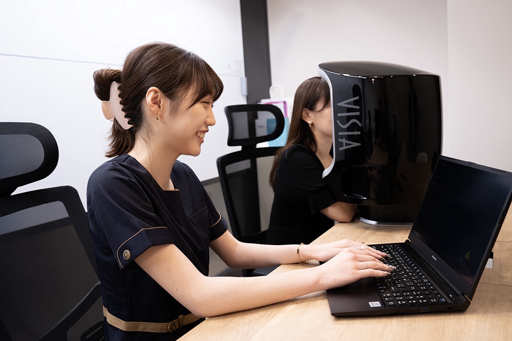 atcosmecareer's tweet photo. 【月給～35万円or時給2000円以上】
美容クリニックで #ゼオスキン 等オンラインカウンセリング担当💄
#正社員 #アルバイト 募集✨

◎時短勤務＆週3以内OK
◎コスメ＆美肌内服薬社割あり
◎髪型＆服装自由
https://t.co/eEAXdewK8S

#ZOSKIN #美容クリニック  #美容皮膚科　#ワーママ #美容部員 https://t.co/oV02ESkHkC