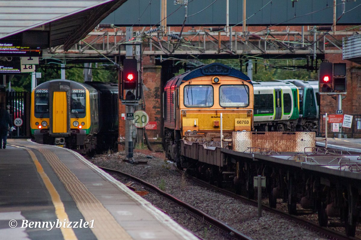 Bennybizzle1's tweet photo. #ThreeFiftyThursday and #Shedwatch.
@GBRailfreight 66763 waits time in the goods road at Northampton while a @LNWRailway 350 makes the sharp curve and heads for hunsbury tunnel. https://t.co/icvvQG5gNj