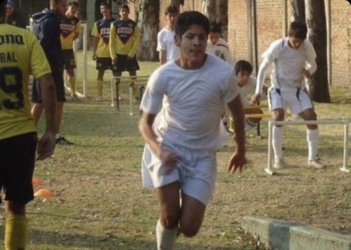 ale_orvananos's tweet photo. Y todo empezó una tarde en la que se presentó a Coapa con una playera y shorts blancos…. https://t.co/rhioORgxwG