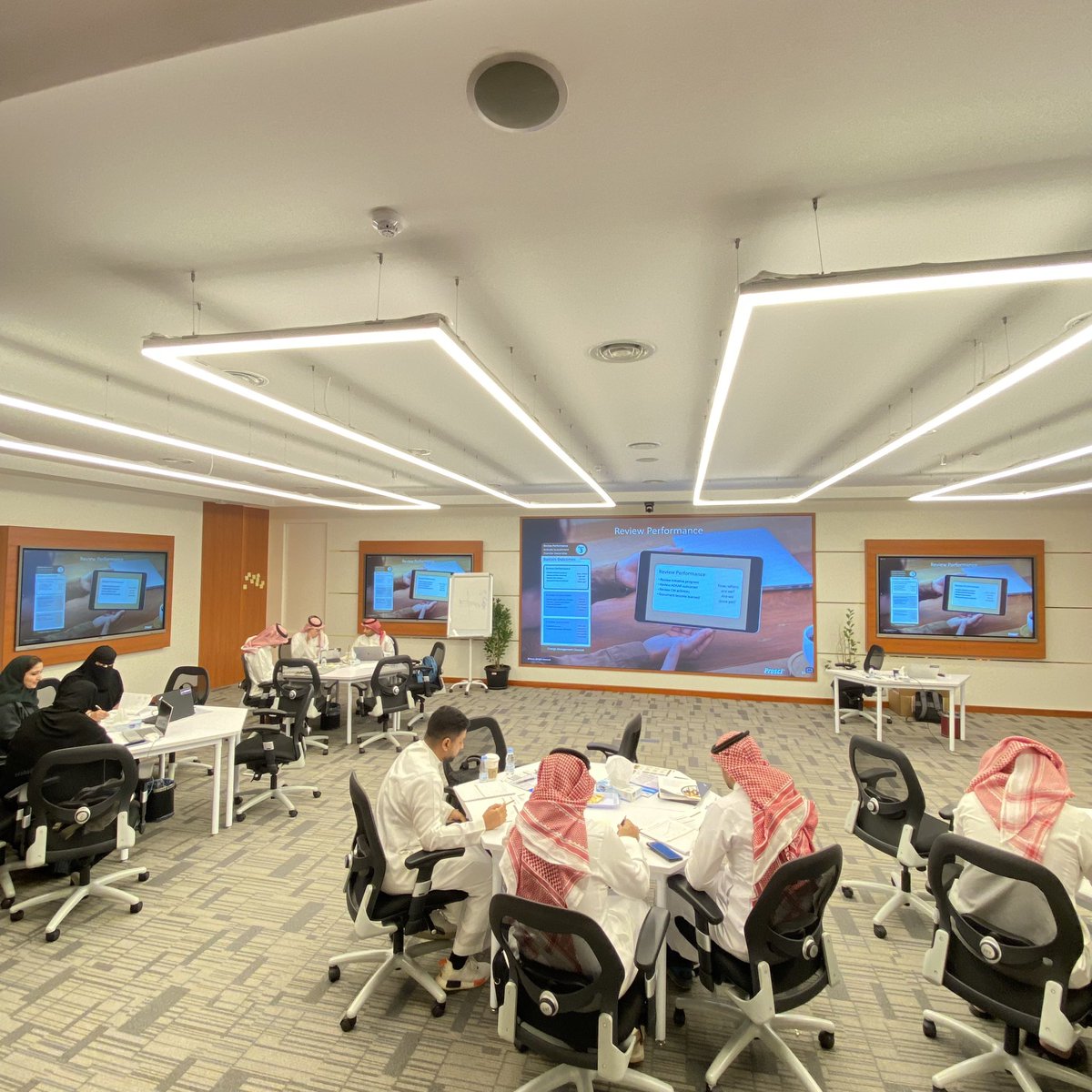 kku_it's tweet photo. في إطار تعاون #جامعة_الملك_خالد
مع #هيئة_الحكومة_الرقمية
في مجال #التحول_الرقمي، تمت إقامة
دورة #إدارة_التغيير | #prosci في جامعة الملك خالد بهدف تعزيز قدرات الجهات الحكومية البشرية في إدارة التغيير.
#تقنية_المعلومات https://t.co/xdYVPdcjkV
