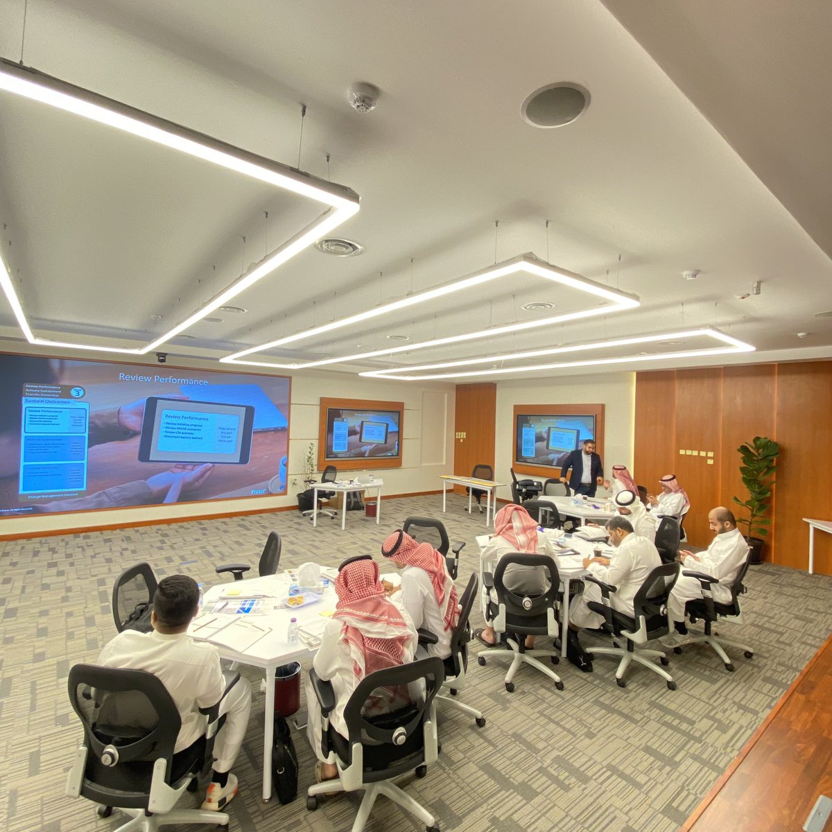 kku_it's tweet photo. في إطار تعاون #جامعة_الملك_خالد
مع #هيئة_الحكومة_الرقمية
في مجال #التحول_الرقمي، تمت إقامة
دورة #إدارة_التغيير | #prosci في جامعة الملك خالد بهدف تعزيز قدرات الجهات الحكومية البشرية في إدارة التغيير.
#تقنية_المعلومات https://t.co/xdYVPdcjkV