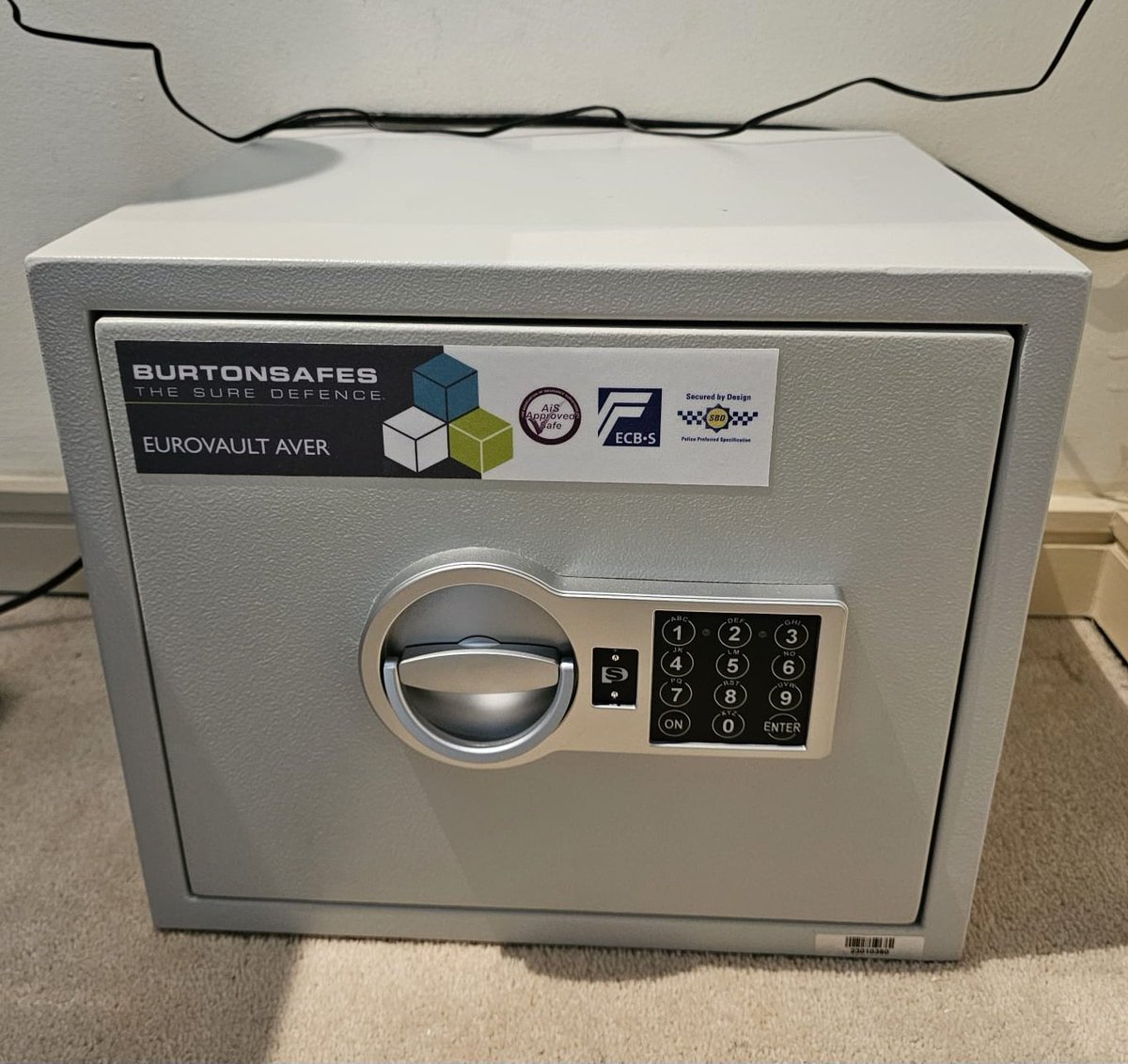 IKSLocksmiths's tweet image. £4000 cash rated digital safe fitted in Wandsworth London SW18

#mlalocksmith #safe #security