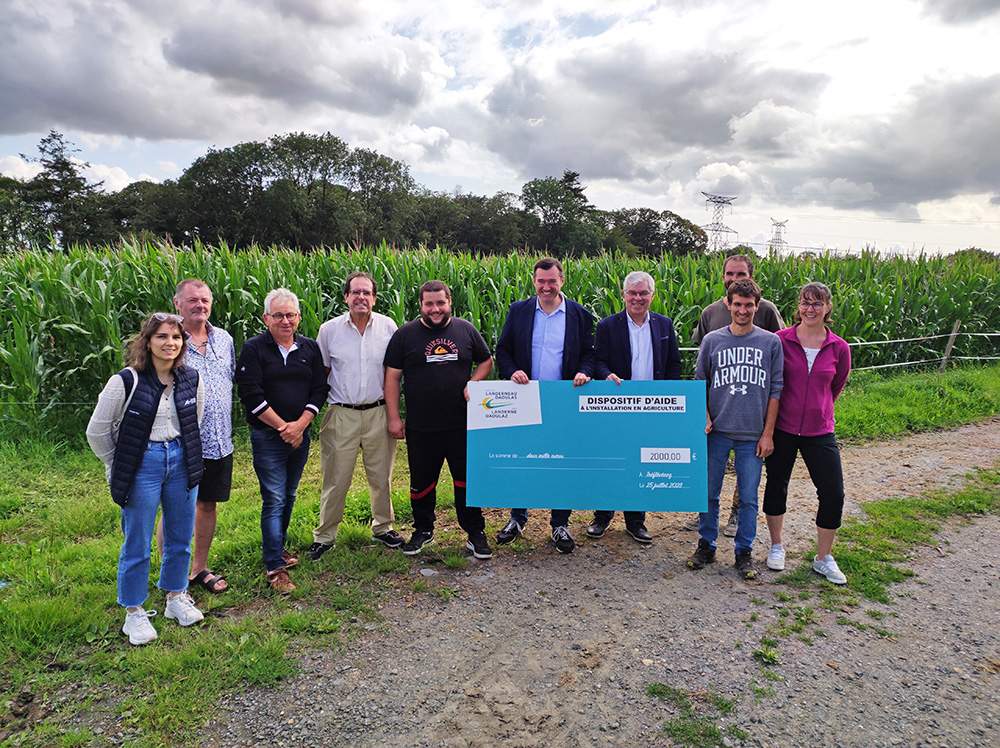 Nous avons remis officiellement notre aide à l'installation agricole à Benjamin Cabirou et  Adrien Tanneau, deux jeunes agriculteurs de Tréflévénez. Depuis 2015, nous aidons ainsi nos jeunes agriculteurs. Infos sur 👉 ow.ly/RZrb50Pwts6
#Agirpourvous #JeunesAgriculteurs