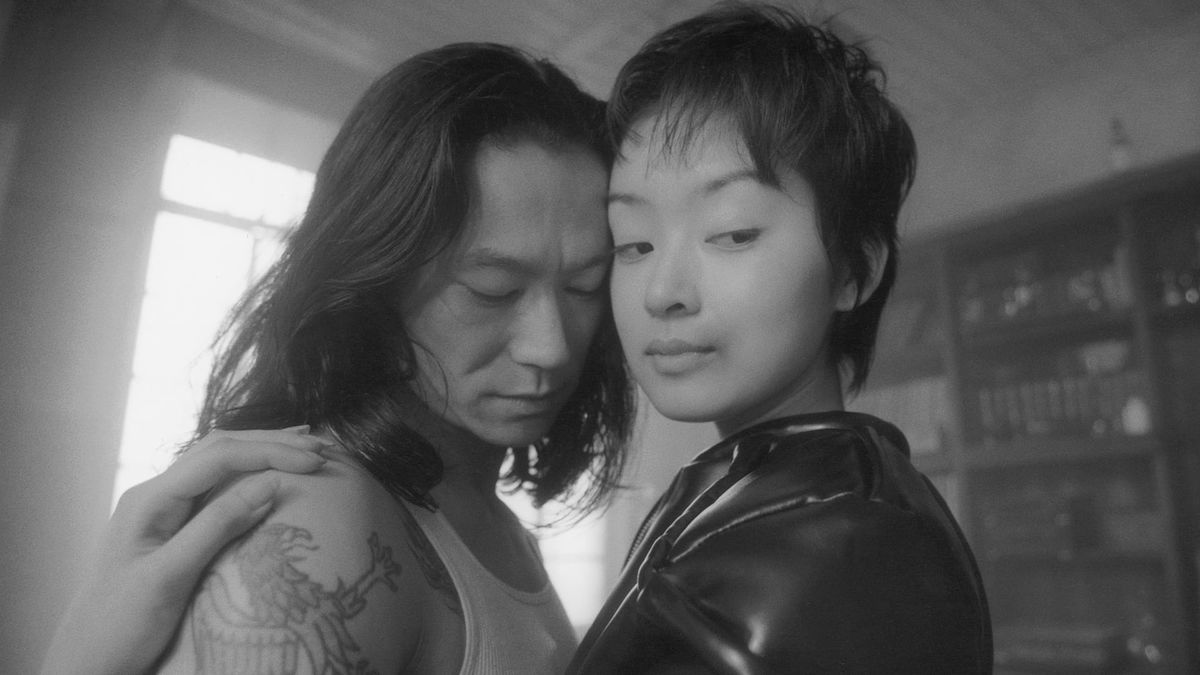 duodepassionnes's tweet photo. Bullet Ballet, Shinya Tsukamoto (1998)

C’est juste magnifique, un film dramatique couplé d’une romance étrange avec une réalisation à la Tsukamoto hyper énergétique et psychédélique c’est monstrueusement incroyable. Obak https://t.co/1lyYIHx8uZ