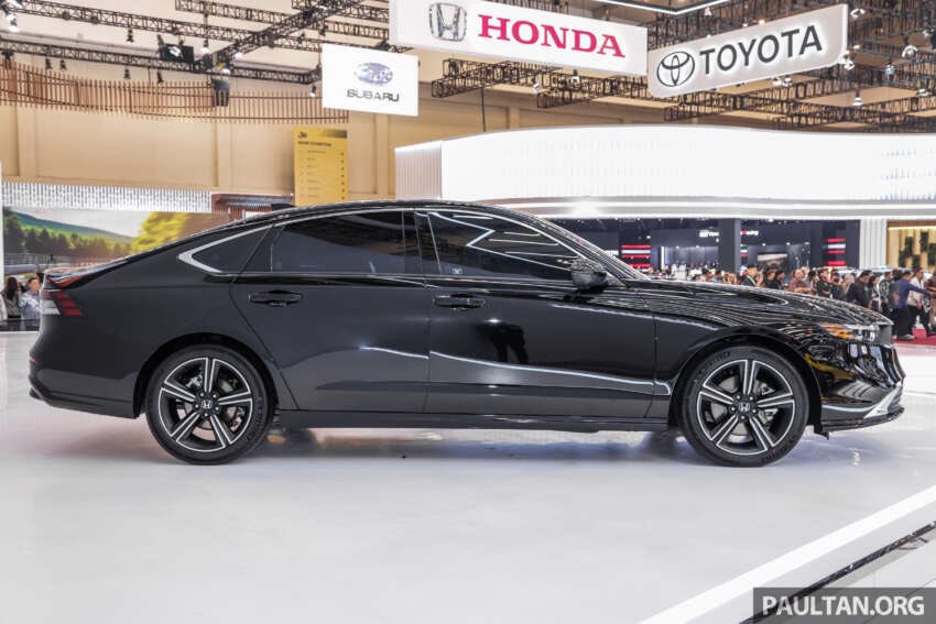 paultantk's tweet photo. Ini Honda Accord baru yang ditunjuk buat pertama kali di ASEAN. Di mana? Di event GIIAS 2023 Indonesia yang sedang berlangsung sekarang.

Tapi tahu tak, Malaysia takkan dapat Accord ni? Ya, hari ni Honda Malaysia telah mengumumkan Honda Accord yg dijual skrg adalah yg terakhir... https://t.co/kq2PjMKSas