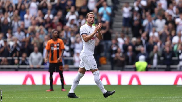 Přestupová sága léta je zřejmě u konce. Dle Davida Ornsteina Tottenham přijal stomilionovou nabídku Bayernu. Rozhodnutí je teď na hráči..