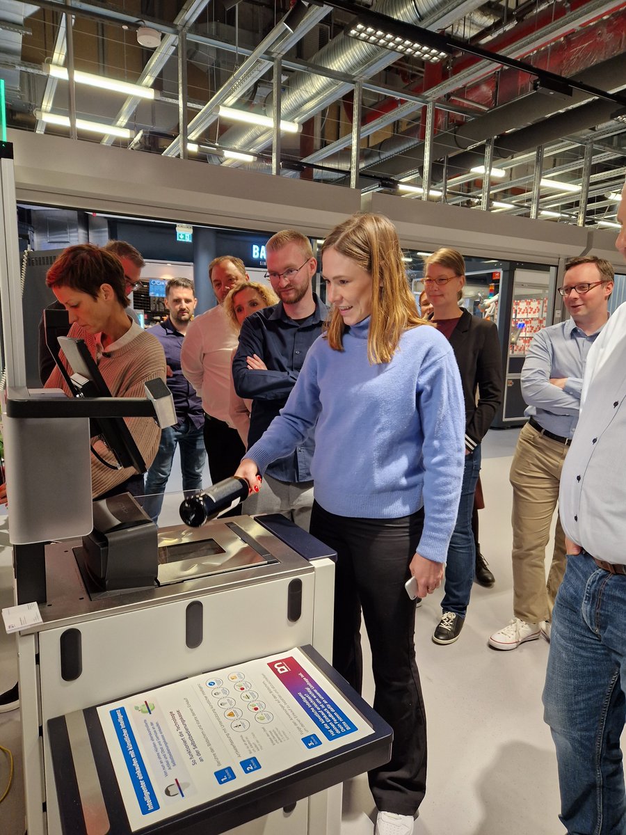 handelkompetent's tweet photo. Rückblicke, aktuelle Digitalisierungsprojekte und zukünftige #Handelsthemen 💡 Zu unserem Status-Workshop haben wir am 09.08 in die #RetailGarage eingeladen. Vielen Dank für den gemeinsamen Austausch!
#Digitalisierung #Mittelstand #KMU #Handel #HandelderZukunft #retailinnovation https://t.co/oL2KKEUQeO