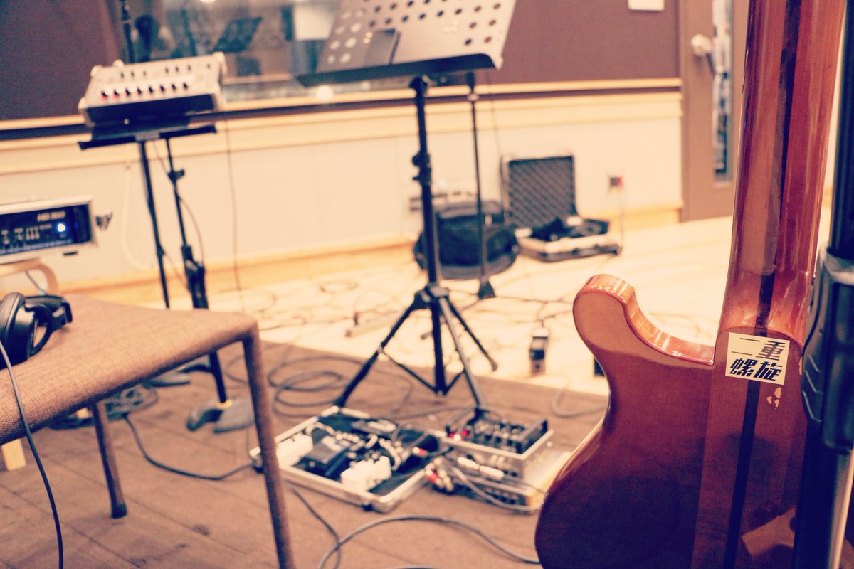 kazenoakashi's tweet photo. やりきったぜ。
乞うご期待。
#二重螺旋 #ロックバンド #労働者ロック #リーマンロック #歌謡ロック #演歌ロック #パンクロック #オルタナティブロック #ハードコア #ポストハードコア #ベース #リッケンバッカー #レコーディング #唐木田 #小田急線 #スタジオマーク #カンさん #感謝 #studiomark https://t.co/1Vfq7KxwSf