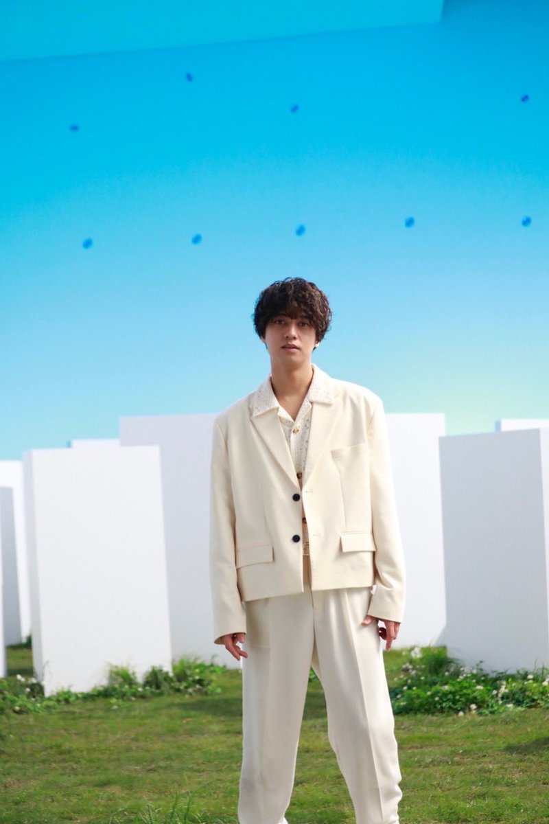 kp_official0523's tweet photo. この曲は、柔らかい、ドリームポップみたいな楽曲です。夏の夜っていう感じがします。Tempalayさんの曲を僕たちが歌ったらどんな感じになるんだろうと思って、お願いさせて頂きました。

「分かってるつもり」試聴解禁です！
ライナーノーツもチェック！
💿https://t.co/IQkV8dQvil

#分かってるつもり
#ピース
#KingandPrince