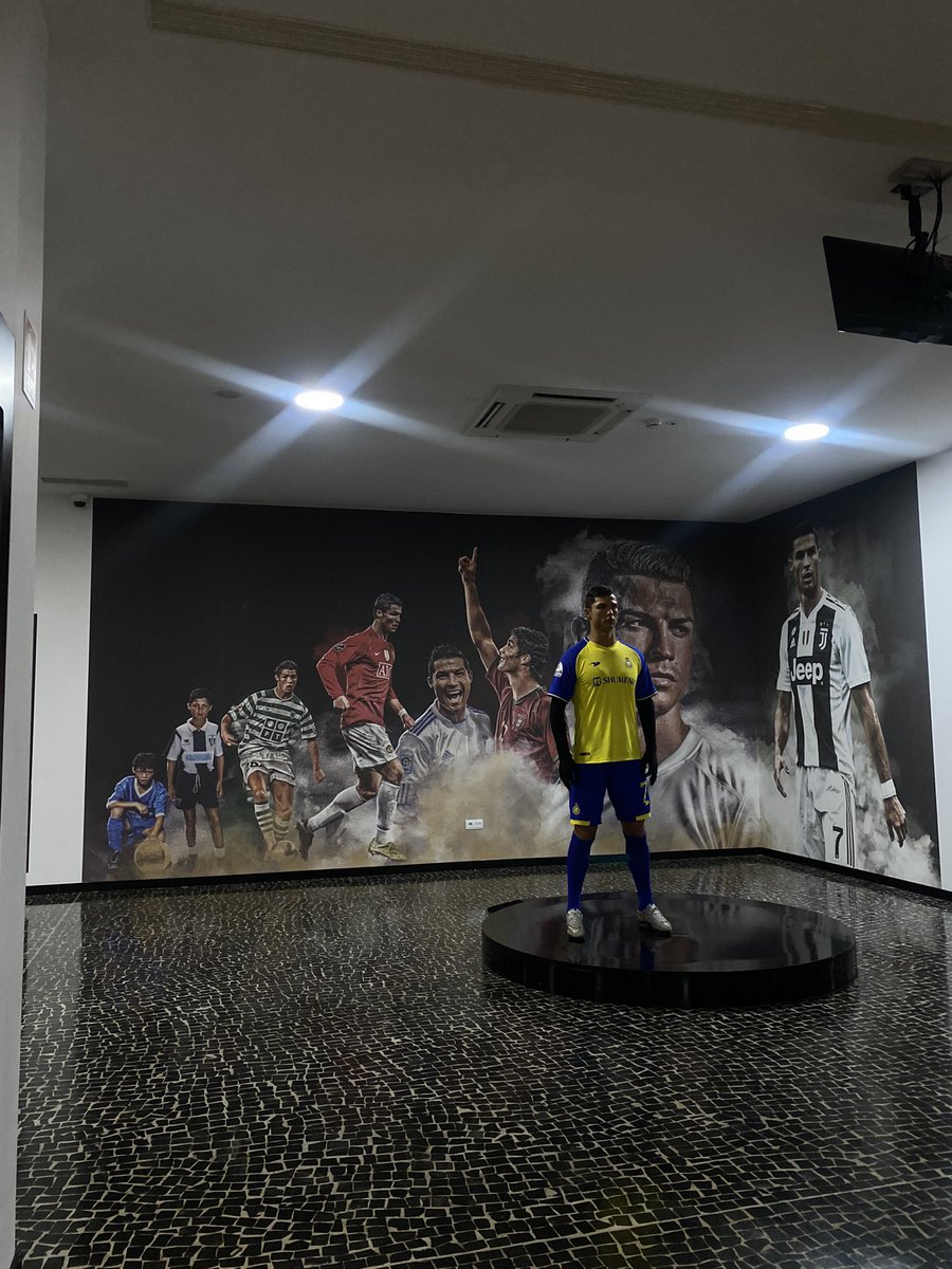 Visite du musée de CR7 ce matin ⚽️❤️ Ce mec m'a fait comprendre qu'à travers le travail, la discipline et la croyance, tout est réalisable 🎯