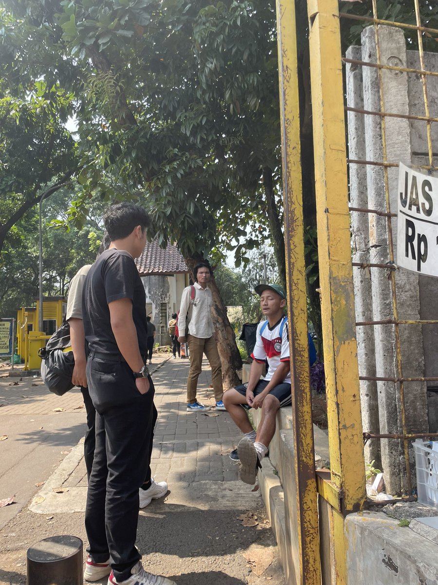 naeistrash's tweet photo. ⚠️ TW // PELECEHAN ⚠️

untuk warga UI, khususnya yg deket kutek, tolong hati” kalo nemu orang ini. Siang ini, gw baru aja di lecehin sama ini orang di dalem bikun.

Dan kata orang” di kutek, emg dia ini punya penyakit mental dan sering nyari mangsa.

‼️BE CAREFUL ALL‼️ https://t.co/JYyaVzJ2jQ