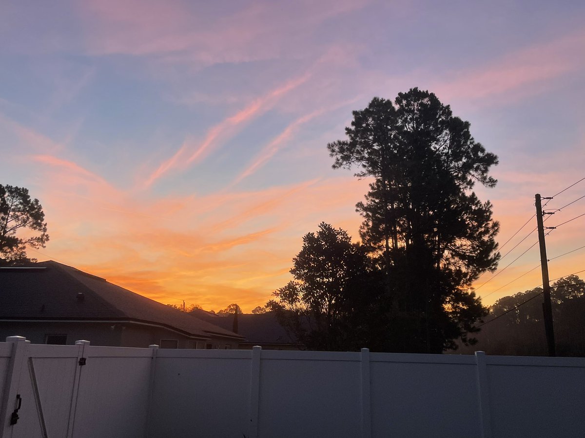 AprilAdams005's tweet photo. I may have teenagers grumpy about waking up for their first day back, but at least the sunrise was gorgeous. Happy #firstdayofschool to everyone starting today! https://t.co/mutBKn5dIU