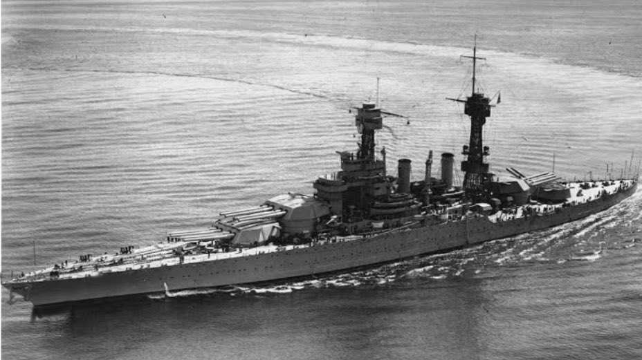 T16154529's tweet photo. #架空艦 #戦艦 #コラ画像
米合衆国海軍 アラスカ級戦艦
武装:35.6センチ四連装砲×4 12.7センチ速射砲22基
合衆国���番目の超弩級戦艦の艦級。
それ以外の設定は特にない。
(何しろコロラド級の全長を引き延ばして主砲を四連装砲に変えただけなんで) https://t.co/KHJWyfoXuz