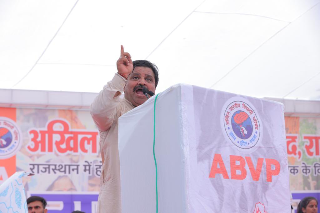 upmanyuRana's tweet photo. राजस्थान के छात्र महाराणा प्रताप के वंशज हैं, यह छात्र पूंजा भील के वंशज हैं, यहां की छात्राएं काली बाई की वंशज हैं, ये सरकार से डरने वाले नहीं हैं: श्री @PrafullaAkant (राष्ट्रीय सह-संगठन मंत्री अभाविप)

#न्याय_पदयात्रा #NyayPadYatra https://t.co/dYfFMRlZlB
