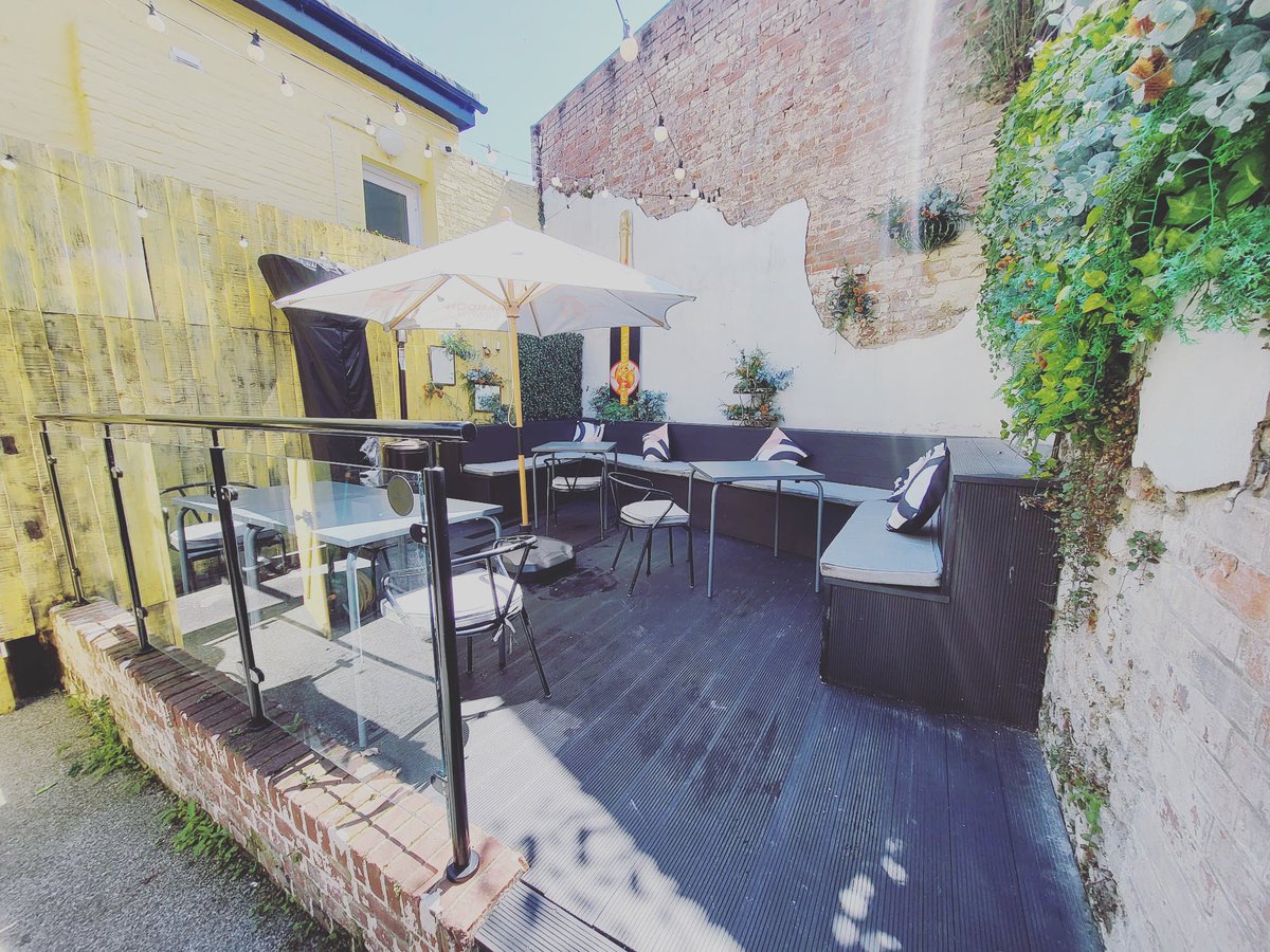 The ☀️ is out and it’s the weekend!! Come and enjoy a cold drink in our sunny courtyard. 

🪴🕶️🍻🍾

#salisbury #summer