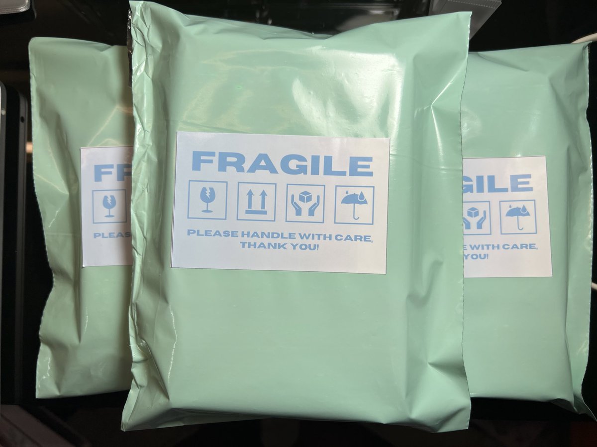 izzycarteu's tweet photo. ✩°｡⋆⸜ 🎧 #izzyyupdates

good evening! all parcels were picked up earlier and tracking numbers were sent via dms. please check them so i can send the remaining excess shipping fee. thank you ><

— re: @_jjongiehannie @che0lchu @hanniesbotique https://t.co/hYy2fnST4N