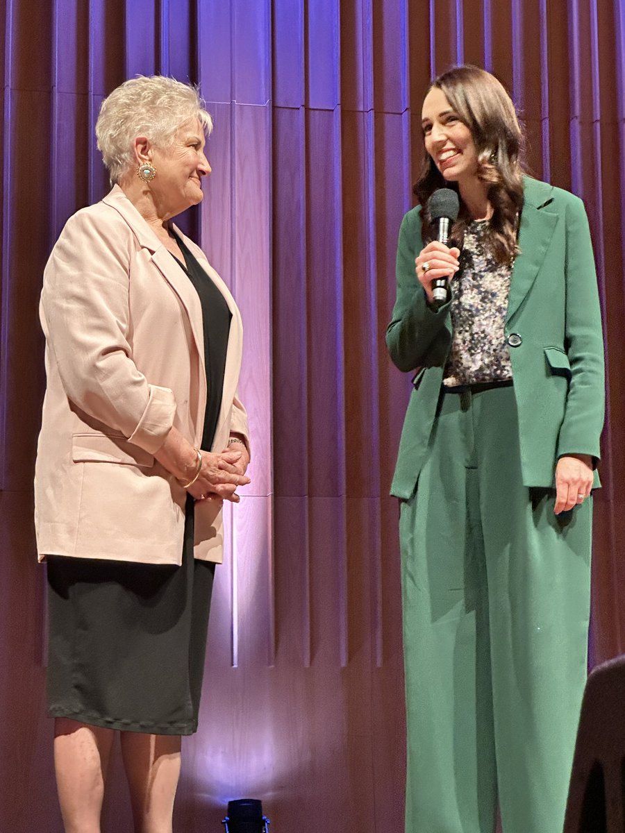 .@jacindaardern thanks Dame Annette King for her incredible service to New Zealand.