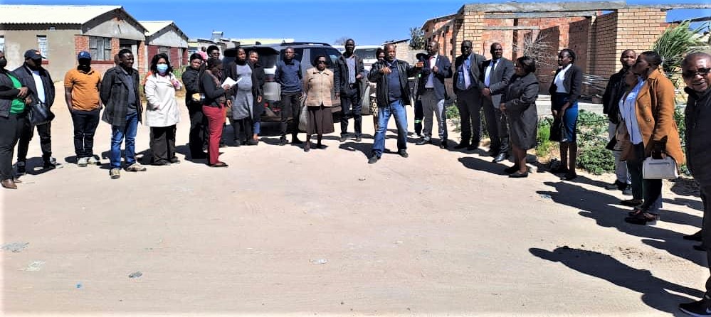 The Presidential Title Deed Program, National taskforce led by the Chief Registrar of Deeds, Companies and I.P yesterday visited Cowdray Park Garikai/Hlalanikuhle in Bulawayo, in a bid to regularize informal settlements and issue title deeds to the habitants of Cowdray park.