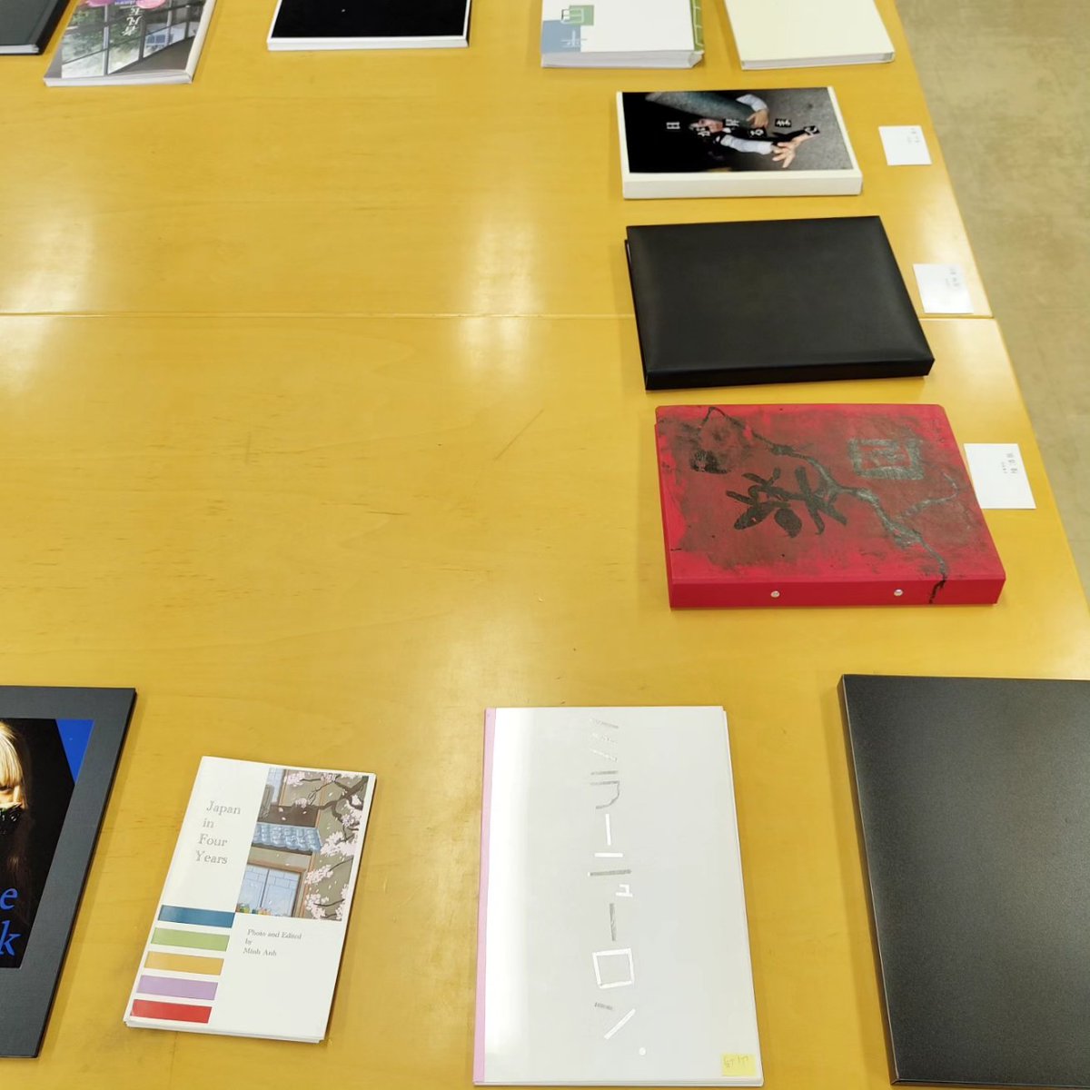 VAO_PHOTO's tweet photo. 今日から1年生はアーツラボ期間!写真学科は前期課題の「1stブック展示会」を行っています✨。6階図書室にて。入学して本格的に取り組んだ初めての写真集。ぜひご覧下さい!#写真学科 #写真集 #専門学校 #大阪 #写真 #ポートフォリオ #カメラ #作品集 #ArtsLab #VAO #写真の学校 https://t.co/qmbInfFukJ