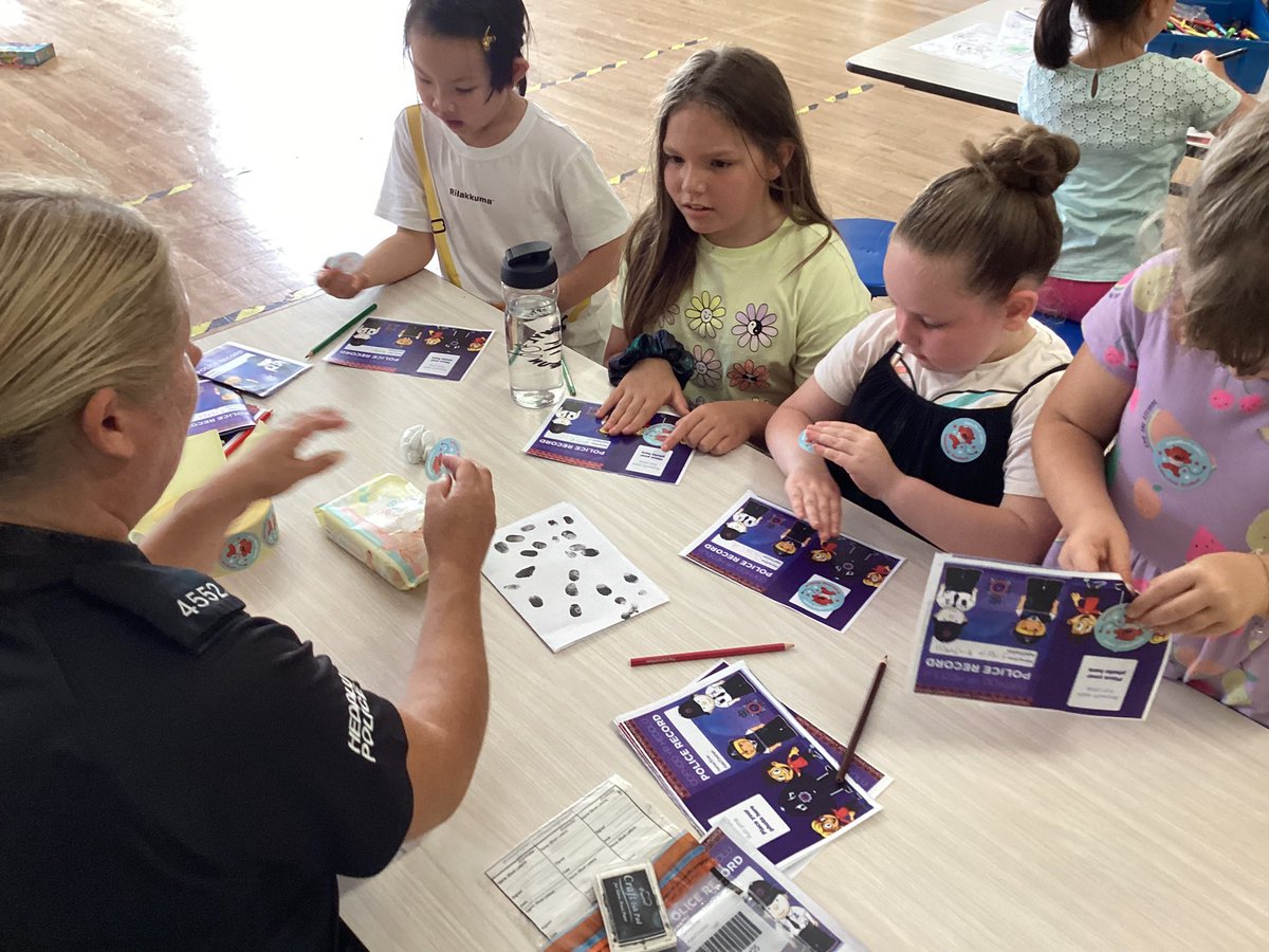 glyncoedprm1's tweet photo. Smiles all around as PC Alex and PC Steve help us dress up and learn how to take fingerprints @Schoolcopalex @FoodandFunCdiff @SWPCardiff https://t.co/VIECsanTIZ