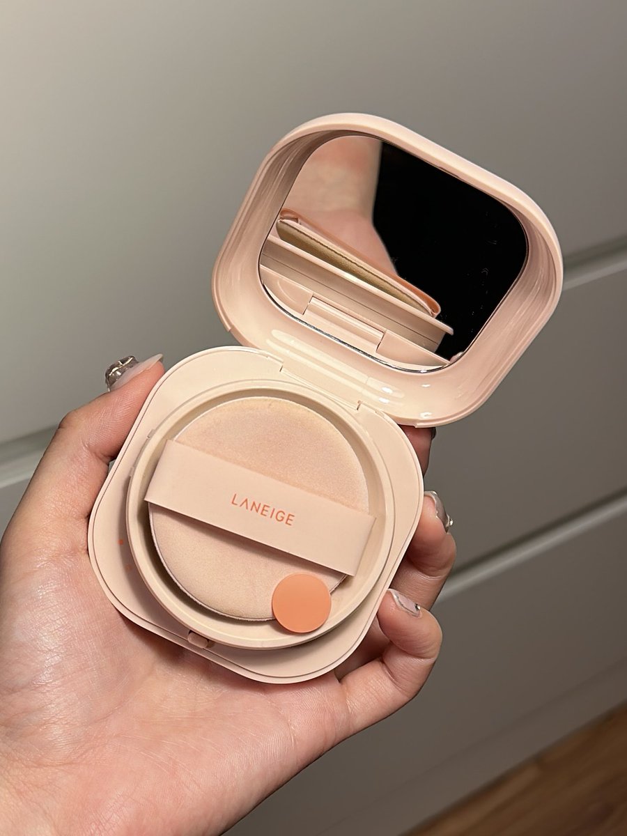 kittyxty's tweet photo. คุชชั่นลูกเมียน้อย = Laneige Neo Cushion สูตร Glow ก็ลูกเมียน้อยจริงๆ ชีดังไม่เท่าลาเนจเขียว แต่คือดีชิบหัย ไม่เคยรู้มาก่อน หรือเพราะเค้าปรับสูตร? แต่คือดีมากกก ผิวสวยมาก ปกปิดพอดี โกลว์พอดี โคตรดีเลย https://t.co/Jt2ykB4Pob