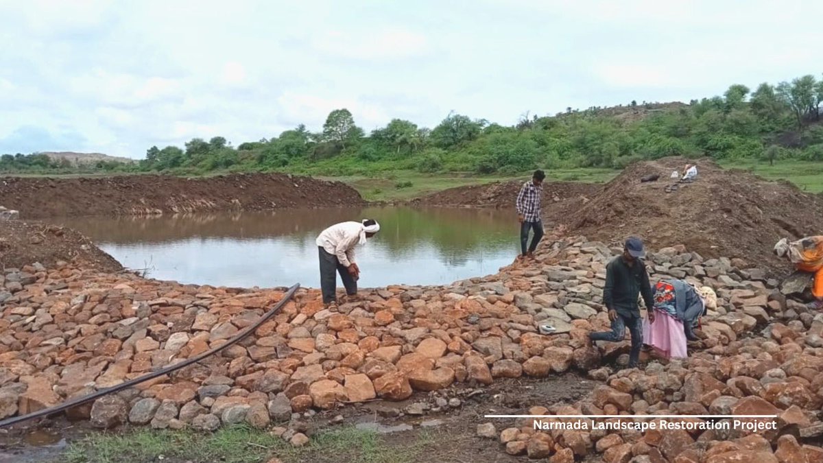 GggiIndia's tweet photo. Did you know how crucial are farm ponds for critical irrigation during dry months? These structures are also instrumental in recharging groundwater in the catchment areas, which are otherwise deeply depleted due to over-extraction. #NLRP #farmpondrestoration https://t.co/I3n8ZkGCeJ