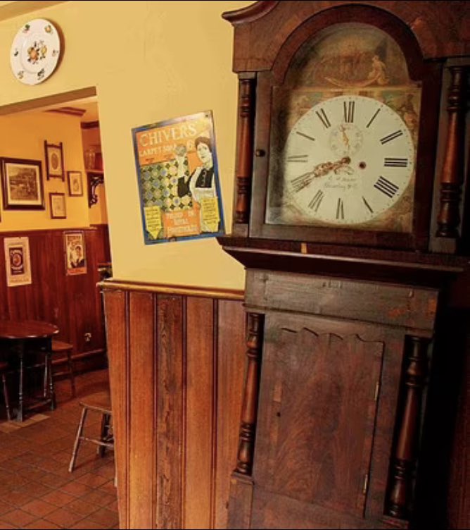 Interesting to see if this longcase clock from the destroyed #CrookedHouse pub, allegedly among the antiques removed by the new owner prior to its arson and illegal demolition, turns up in the trade.