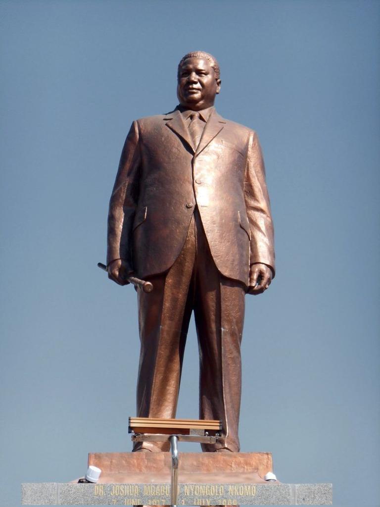 ndururani4real's tweet photo. Which is the best statue ever made?

Like for Mbuya Nehanda Retweet for Joshua Nkomo https://t.co/2VsWsraNLQ