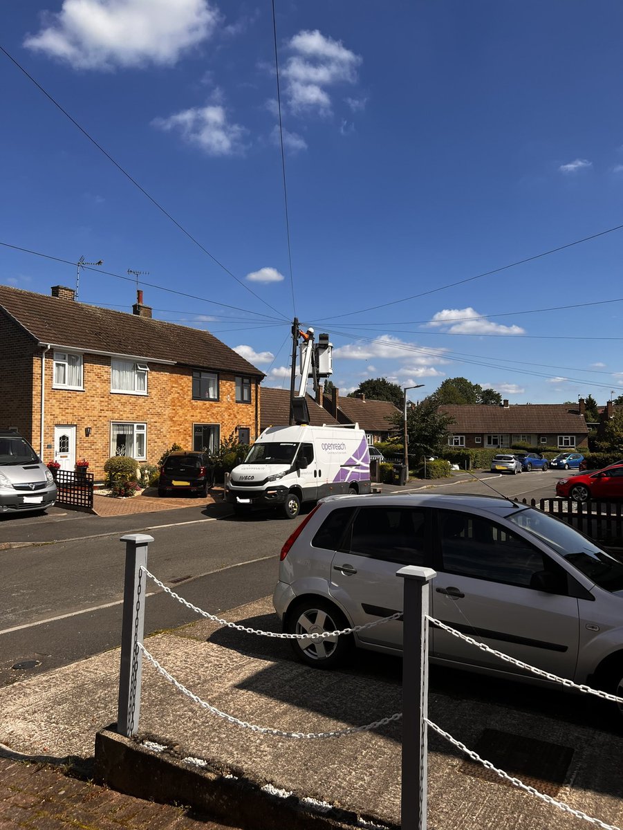 TobyHewson's tweet photo. @bt_uk Massively impressed by BT Openreach today. The engineer, Richard, was friendly and informative. After trying all he could to improve my service, he requested a colleague attend with a cherry-picker to put new connections on the telegraph pole who came within 30mins! Thanks https://t.co/EouhGdue67