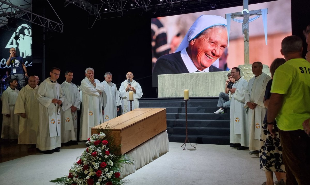 ObispoMunilla's tweet photo. Inolvidable funeral en Saluzzo (Italia) de #MadreElvira fundadora del #Cenaculo....
Una historia de resurrección, que solo puede explicarse porque Cristo vive y nos da su gracia para resucitar con Él a una vida nueva...
#Cenacolo
#ComunitaCenacolo https://t.co/ijPu6oIhkP