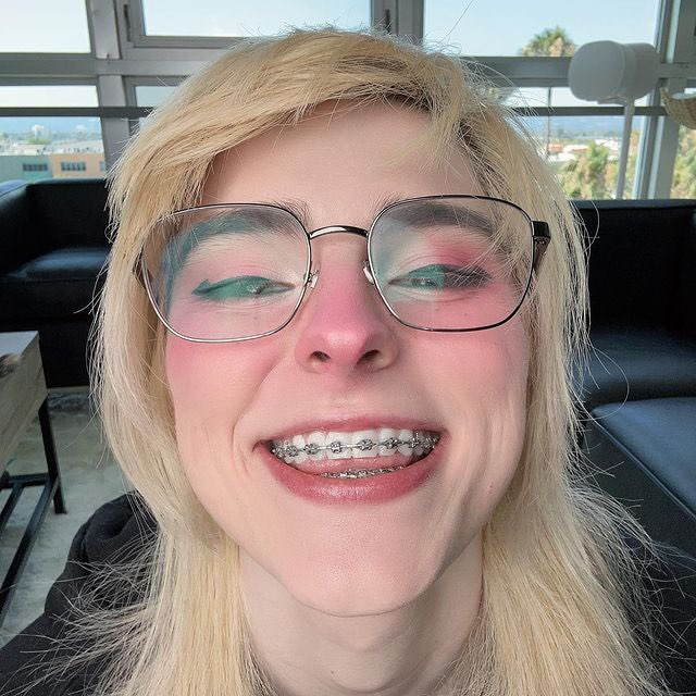 HACKINGCUTlE's tweet photo. shes a lego chewing stinky retard , yet your girlfriend still loves her more. .  

now thats just sad~ https://t.co/sX0VU4Ab37