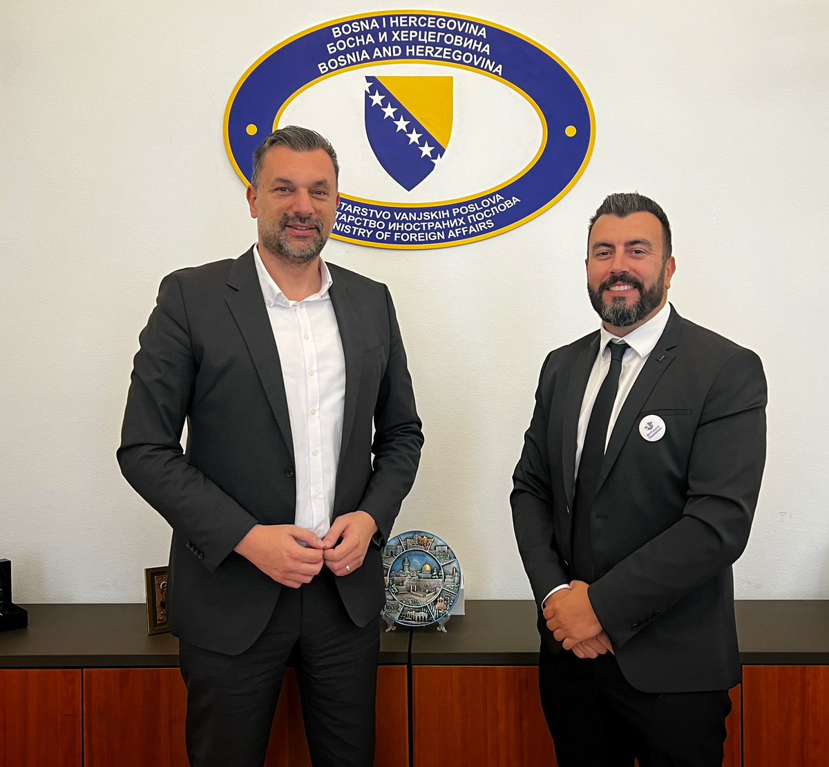 <a href="/EddieCustovic/">Dr. Eddie Custovic</a> sastao se sa <a href="/DinoKonakovic/">Elmedin Dino Konaković</a>. 
Fondacija kojom rukovodi radi veliki posao. Pozitivne priče naših uspješnih ljudi koji žive širom svijeta postaju viralne. Dobar glas o poslu kojim se bavi i o našim ljudima daleko se čuje. 
Zajednički ćemo razvijati ovaj projekat. 🤝