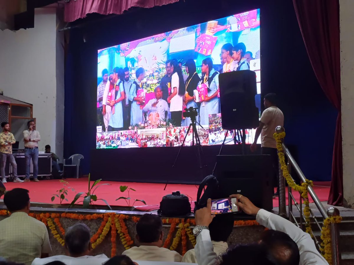 IntucRajasthan's tweet photo. #राजस्थानसरकार  #इंदिरागांधीस्मार्टमोबाइल आयोजन जयपुर मे मुख्यमंत्री #अशोकजीगहलोत द्वारा मोबाइल वितरण कर शुभारंभ किया।जिला स्तरीय कार्यक्रम में राज्यमंत्री जगदीशराज जी श्रीमाली मुख्य अतिथि,संभागीय आयुक्त राजेंद्र जी भट्ट की अध्यक्षता व जिला कलेक्टर अरविंद जी पोसवाल की उपस्थिति मे https://t.co/ws0Pkv6uTG