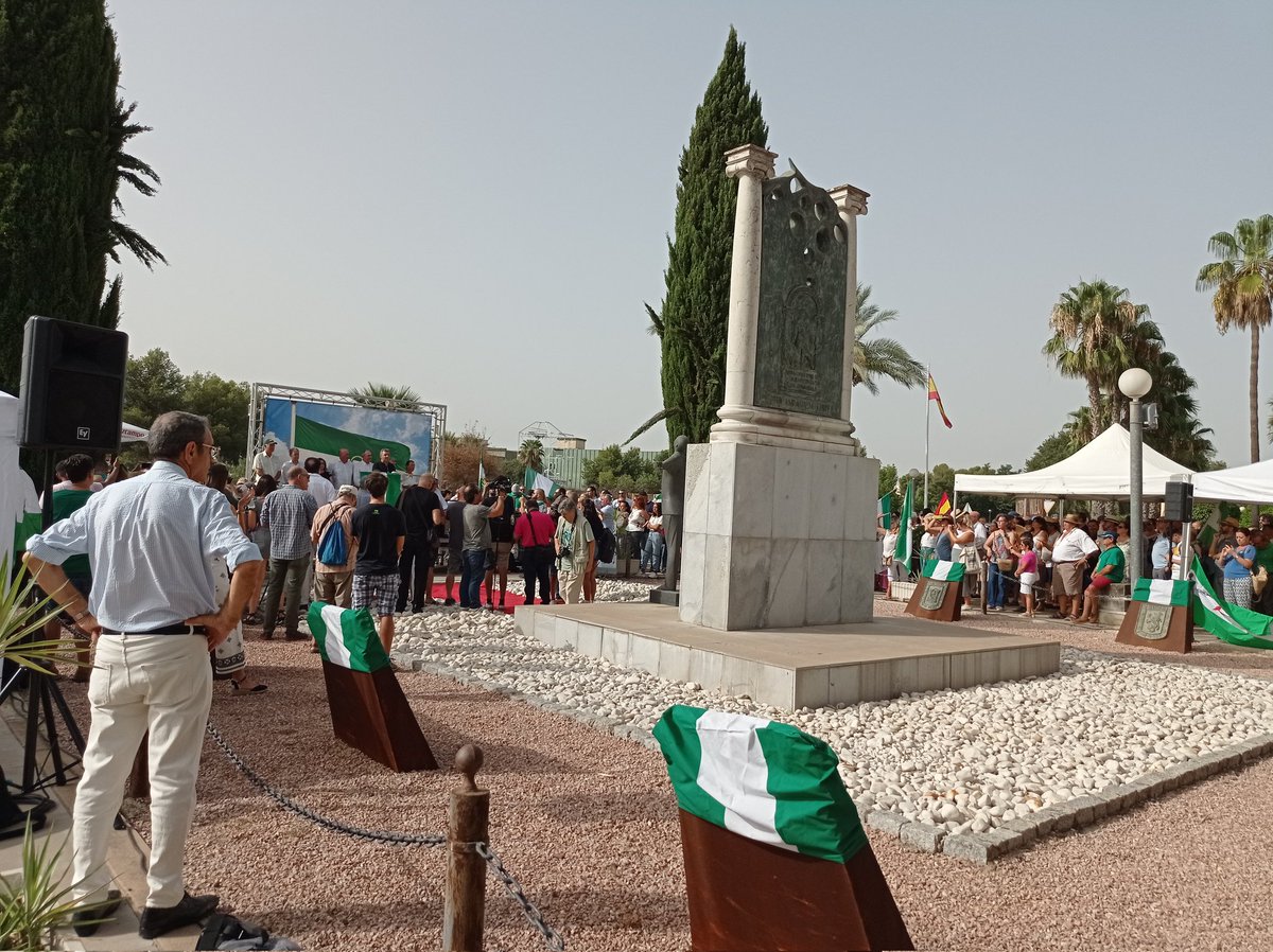 Nuestra asociación participó esta mañana, junto a más de 70 colectivos e instituciones, en la ofrenda floral a #BlasInfante.

Homenaje de respeto y recuerdo, al padre de la patria andaluza 💚🤍💚, en el aniversario de su cobarde asesinato por los fascistas.

#Andalucia libre ✊🏻