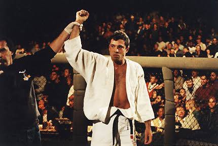 MMA__TIME's tweet photo. Les Go-muscu bien 90 Kg qui pensent qu’il ne deviennent pas un chupa chups face à un mec bien longiligne bien lutte et MMA de 60 Kg ça me fume

La difference de poids ne vaut rien quand la différence technique est énorme

À l’UFC 1, alors qu’il y avait des colosses et presque pas de règle c’est Royce Gracie un gringalet de 75 kilos qui a soumis tout le monde