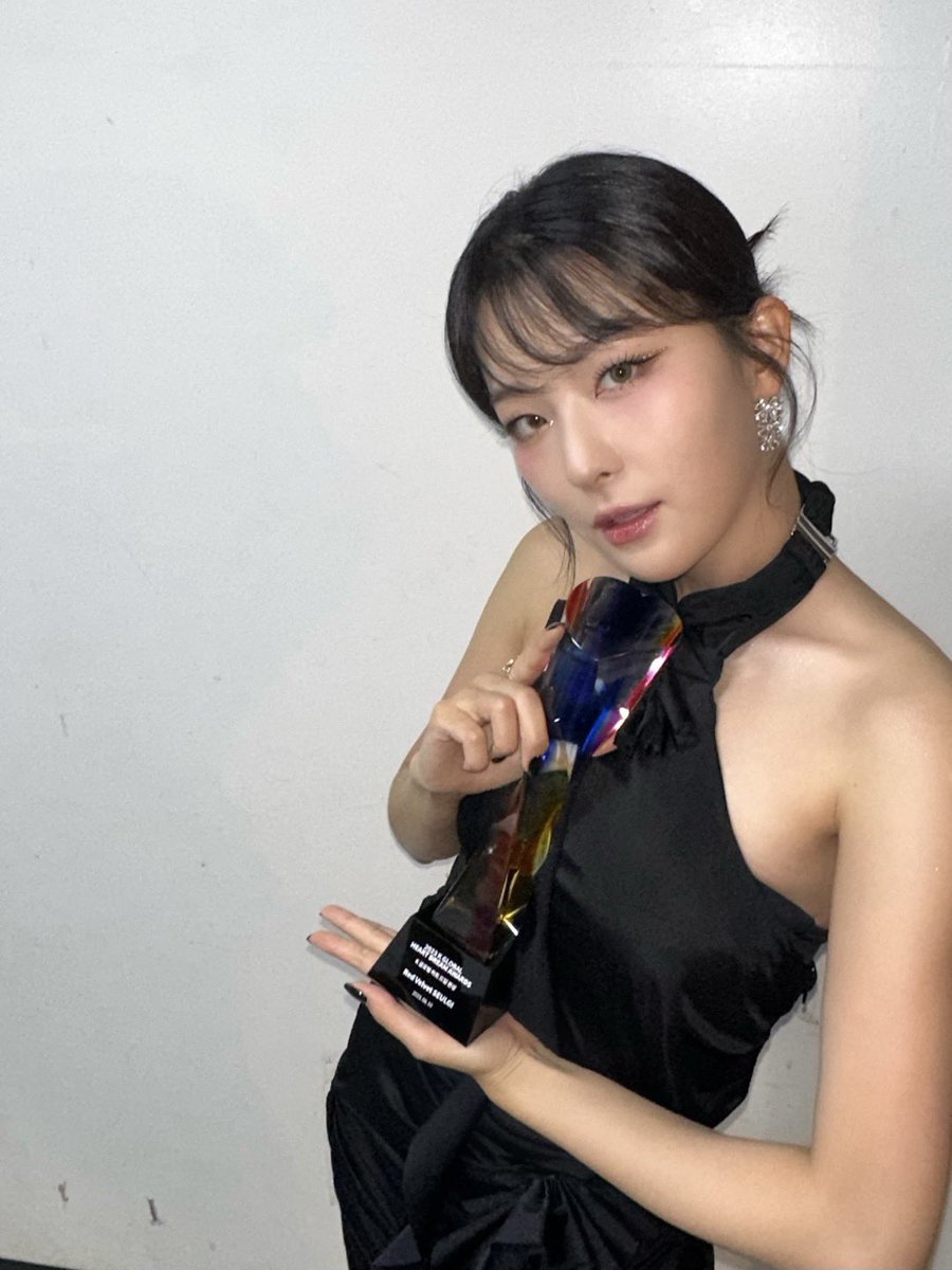 RVsmtown's tweet photo. 러비~ 러비 덕분에 하트드림어워즈에서 본상을 수상하게 되었어요 ~ 앞으로도 많은 관심과 사랑 부탁드려요! 러비가 짱이야🥰

#슬기 #SEULGI
#레드벨벳 #RedVelvet
#하트드림어워즈 #HEARTDREAMAWARDS2023 https://t.co/Gd2zQiefKJ