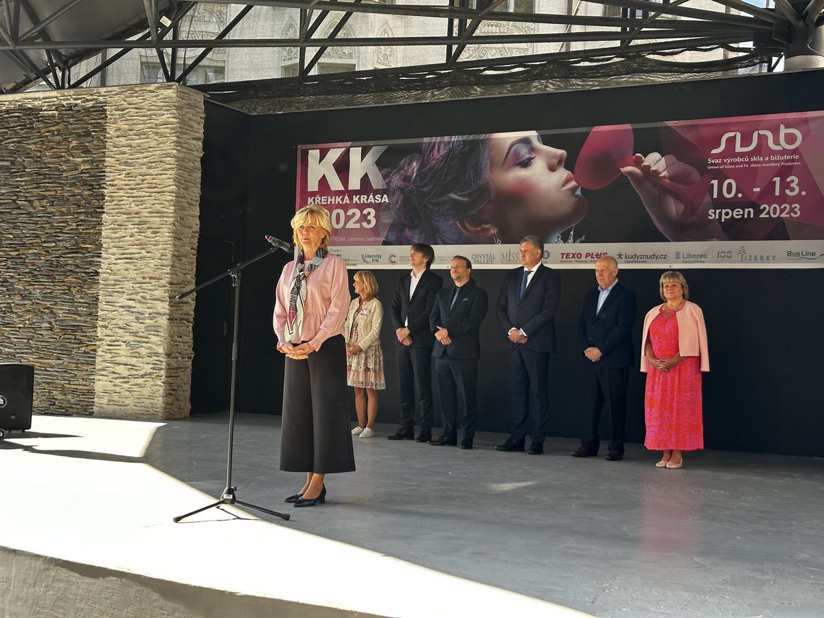 Jablonec_n_N's tweet photo. Primátor Miloš Vele dnes přijal první dámu Evu Pavlovou, která poté slavnostně zahájila tradiční výstavu Křehká krása, která již dvanáctým rokem probíhá v Jablonci nad Nisou.
#prvnidama #primator #krehkakrasa #jablonec #bizuterie https://t.co/ZAV5y6AJkT