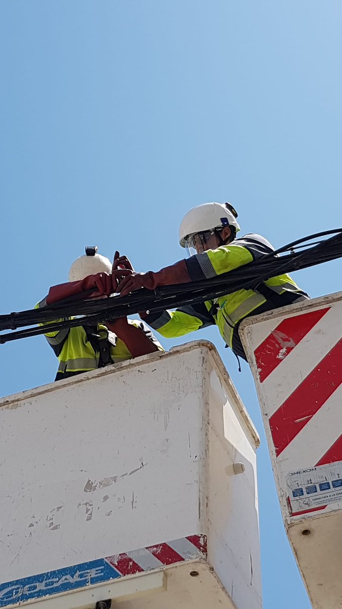 Endesa's tweet photo. Los enganches ilegales sobrecargan la red eléctrica en algunas zonas de #Sevilla.

En la C/Candelario #edistribucion y @omexom_es han tendido 200 metros de cableado para repartir cargas y paliar la problemática de los cortes.

Unas mejoras dentro de nuestro plan de inversión. https://t.co/eoGxWRMMSz