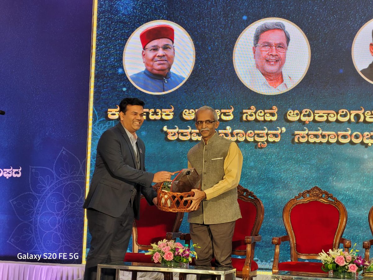 CPMGKARNATAKA's tweet photo. Dept of Posts,Karnataka,Bengaluru released a My Stamp&Special Cover on the occasion of Centenary of Karnataka Administrative Service (KAS) Officers Association at Bengaluru on 09.08.23
#KASOA100Years #CentenaryCelebration #BuildingKarnataka #KAS #CivilService
#AapkaDostIndiaPost https://t.co/bWjXONLOJq