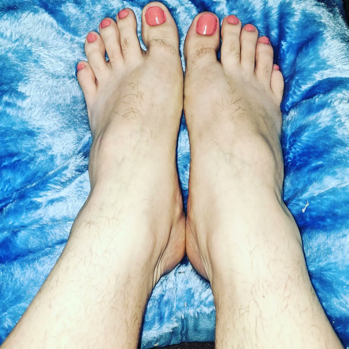 FootsieFred's tweet photo. People like to think I paint my nails because I'm gay, but really I paint my nails because I love the color and artistry. My sexuality has nothing to do with it 💯

Men look good with painted nails too 😘 🔥
#FootsieFrederick #footartistry #feet #feetpic #feetcontent #mensfeet https://t.co/4ztQfWiaH2