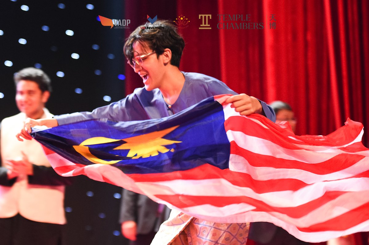 bernamadotcom's tweet photo. Pasukan debat kebangsaan negara mencipta sejarah apabila mara ke separuh akhir Kejohanan Debat Sekolah-Sekolah Sedunia (WSDC) baru-baru ini.

Mahupun berdepan dengan saingan sengit dari England, New Zealand, Poland, Perancis, Jerman, Zimbabwe, Republik Czech dan Australia, kemenangan berpihak kepada mereka setiap kali.

📸 Vietnam WSDC 2023 & WSDC Team Malaysia / MWSDES