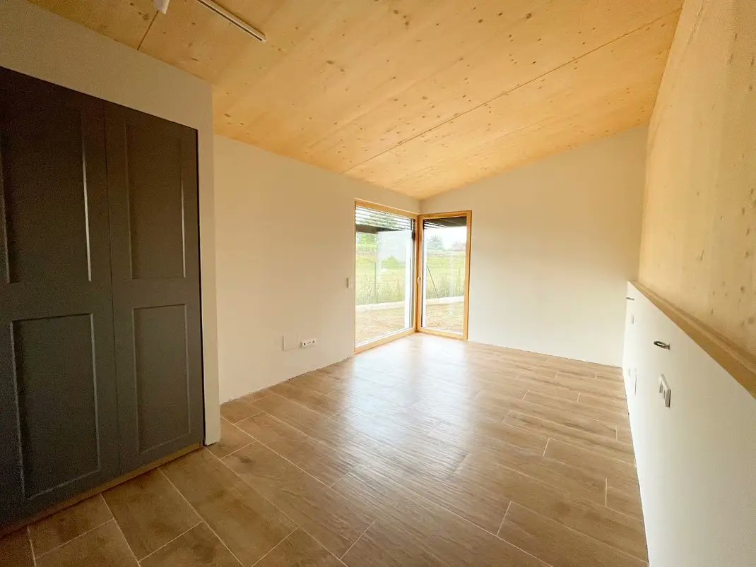 10 Agosto: #CasaPasivaCabueñes está lista para comenzar el proceso de #certificación #Passivhaus Plus. En el interior hemos ido combinando la madera con el blanco, cocina <a href="/SantosCocinas/">Cocinas Santos by TRAÇ</a>, armarios <a href="/IKEASpain/">IKEA España</a>, ventanas, escalera, estructura @cobian_cosisven, sate #Sto iberica