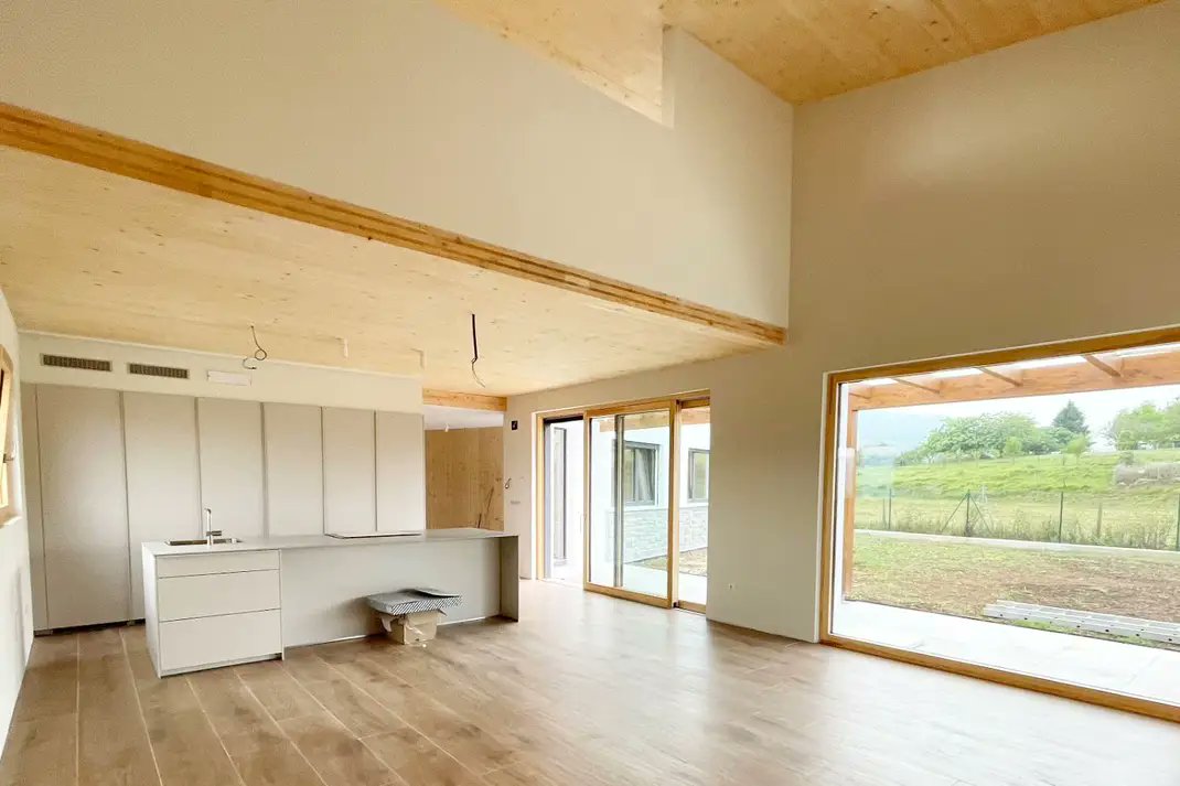 DUQUEYZAMORA's tweet photo. 10 Agosto: #CasaPasivaCabueñes está lista para comenzar el proceso de #certificación #Passivhaus Plus. En el interior hemos ido combinando la madera con el blanco, cocina @SantosCocinas, armarios @IKEASpain, ventanas, escalera, estructura @cobian_cosisven, sate #Sto iberica https://t.co/QPp60p9Zis