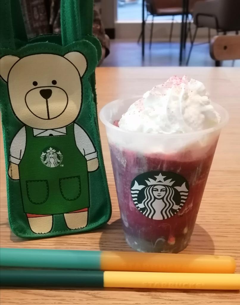 venus4venus4's tweet photo. スタバ新発売GABURIスイカフラペチーノ
飲んでみたけどドラゴンフルーツ果肉やパッションフルーツトロピカルフルーツ果汁入りで甘酸っぱくて超美味しかった😋
数年で一番気に入ったフラペチーノですオススメします
ではまた休みつつ折りみて浮上します🙇‍♂️
 #スタバ新作 
 #GABURIスイカフラペチーノ https://t.co/8tn90RFn6y